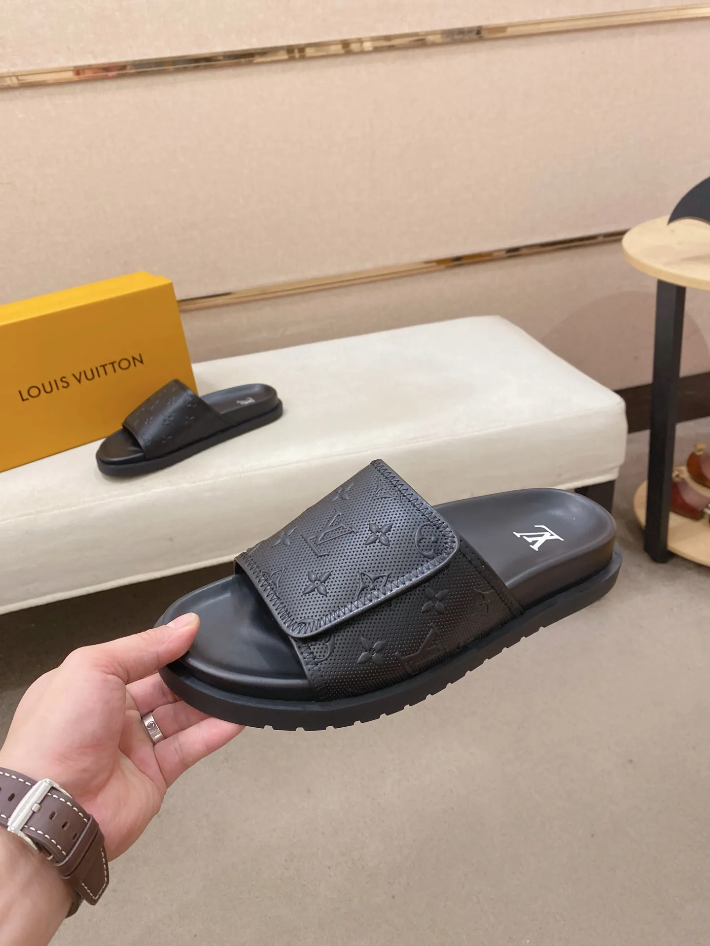Men's shoes💰: 320💰Made by LV🔍Top purchasing agent, men's spring and summer slippers are available at the same counter. The uppers are made of cowhide imported from Italy, with logo graphics and high-quality craftsmanship. Soles: original soles specially provided by the original factory. Exclusive molded soles are super comfortable. Original goods with single order, 🔍🔍high quality, you can enter and exit the counter at will. Welcome to compare, code number 38-44.